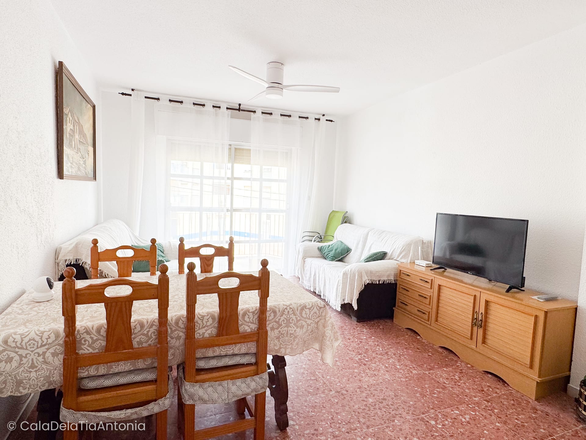 Salón comedor luminoso, con mesa de comedor, sofás y salida al balcón